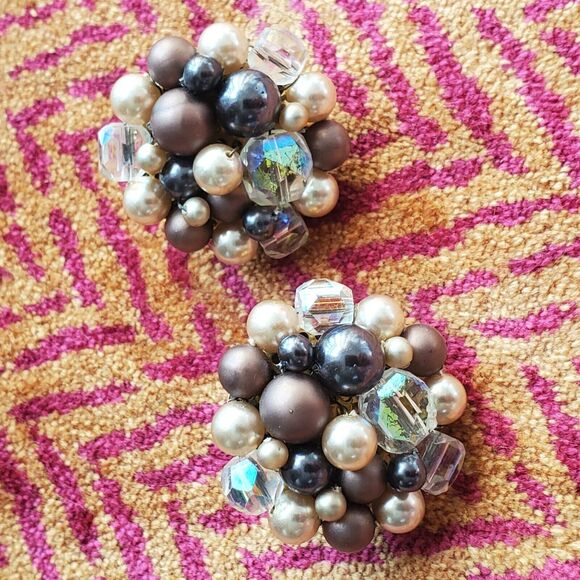 Vintage Clip Earrings Cluster Faceted Beads & Faux Pearl Grannycore Mid Century - Picture 9 of 12